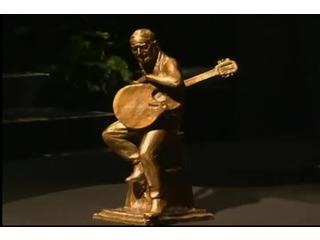 statue